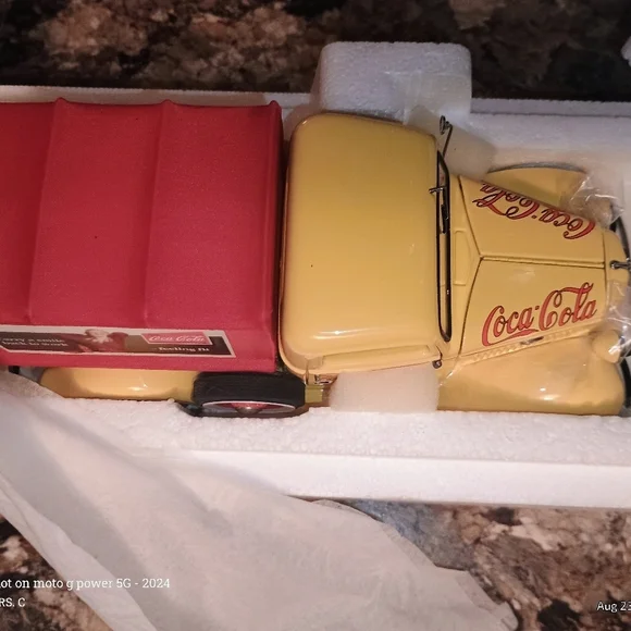 Rare collector's item Coca-Cola diecast metal vehicle replica of a 1935 Coke.New - Picture 7 of 11